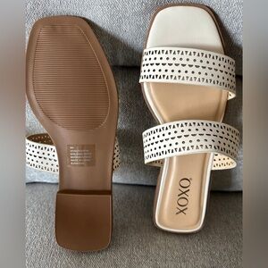 Women’s flat sandal 
Easy slip-on
Open toe